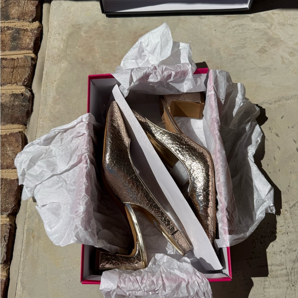 NEVER WORN Vince Camuto Metallic Gold Slingback Pumps - Picture 4 of 6